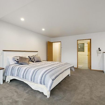 Huge Lakefront Delight - Queenstown Holiday Home Екстер'єр фото