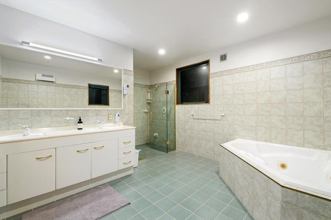 Huge Lakefront Delight - Queenstown Holiday Home Екстер'єр фото