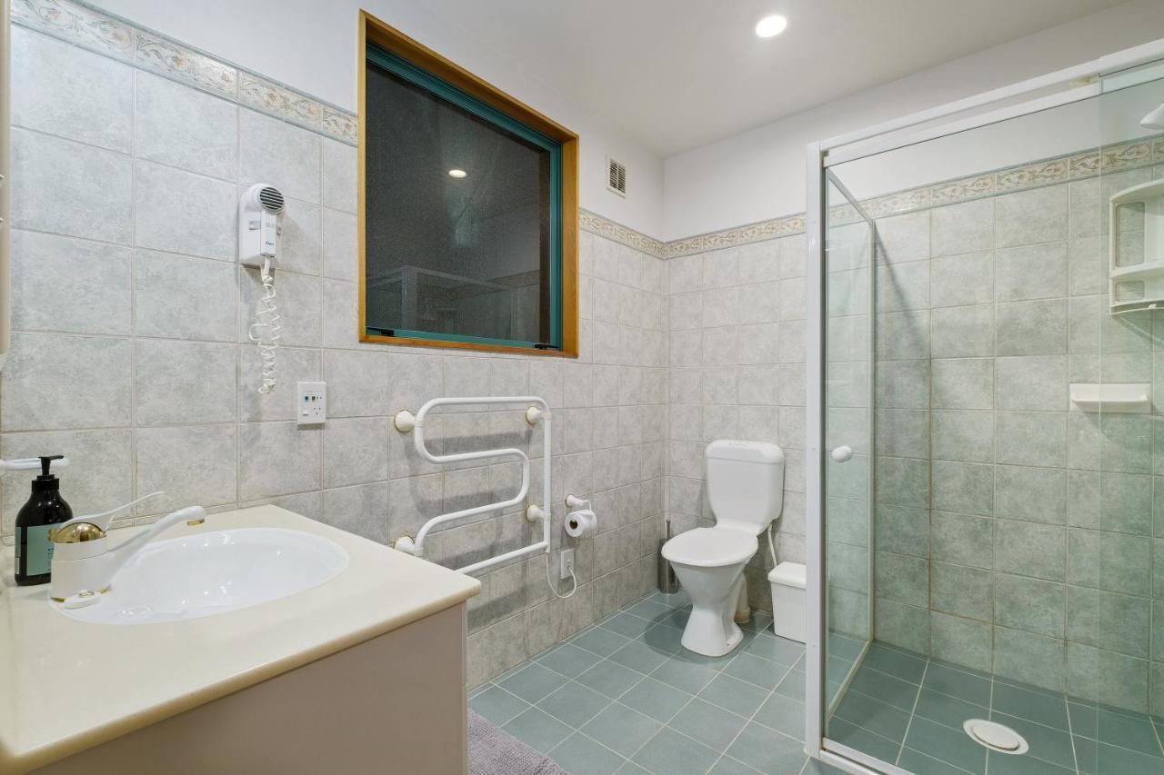 Huge Lakefront Delight - Queenstown Holiday Home Екстер'єр фото