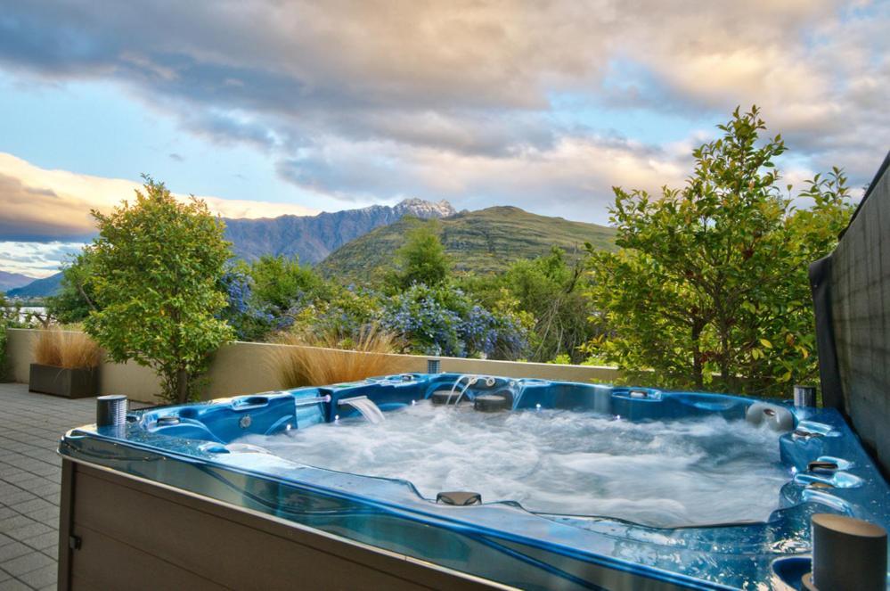 Huge Lakefront Delight - Queenstown Holiday Home Екстер'єр фото
