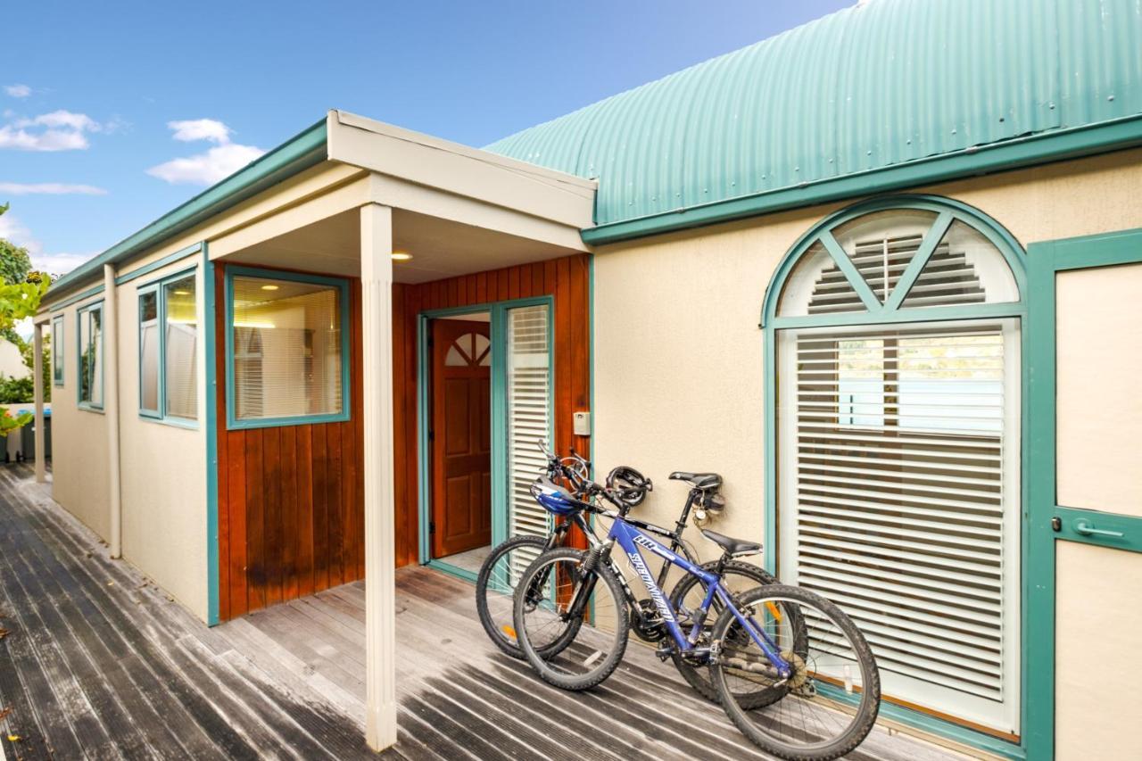 Huge Lakefront Delight - Queenstown Holiday Home Екстер'єр фото