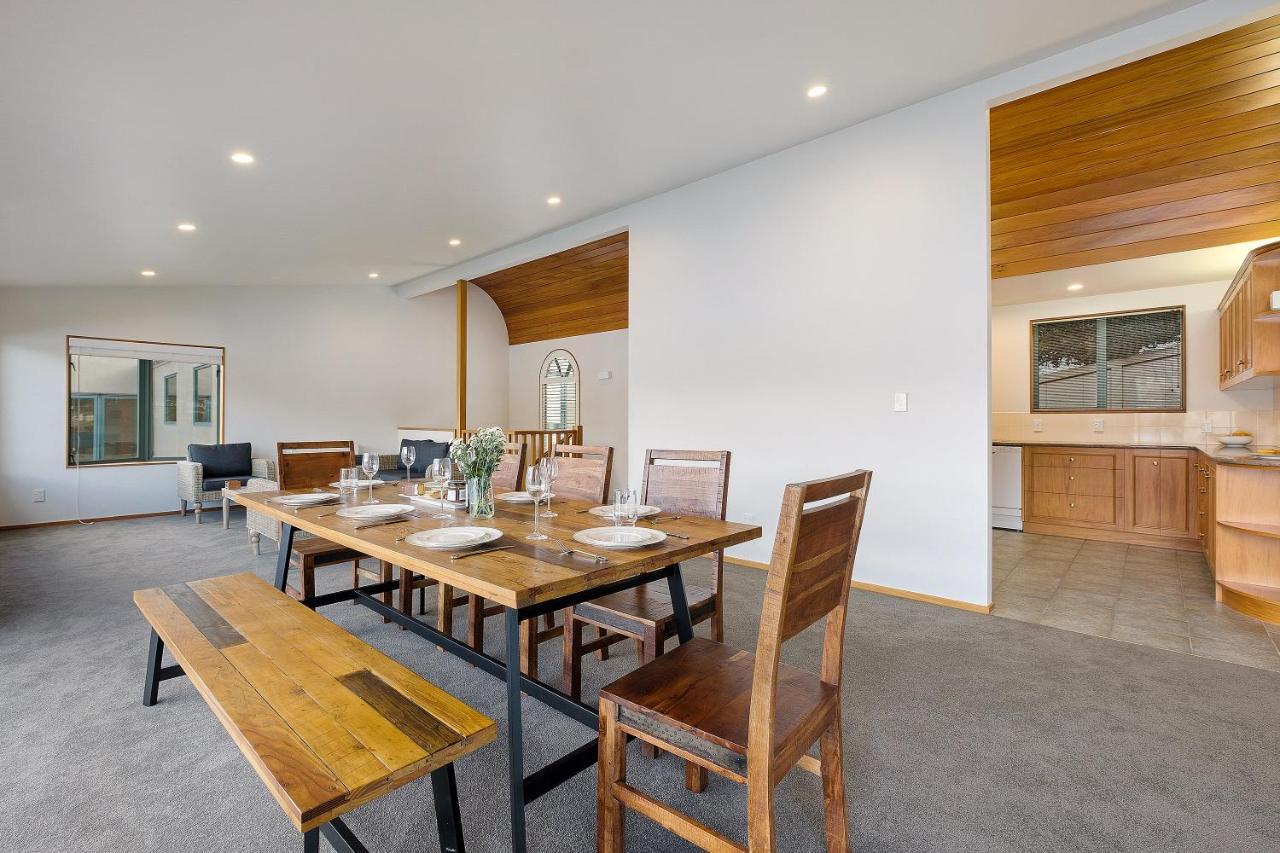 Huge Lakefront Delight - Queenstown Holiday Home Екстер'єр фото