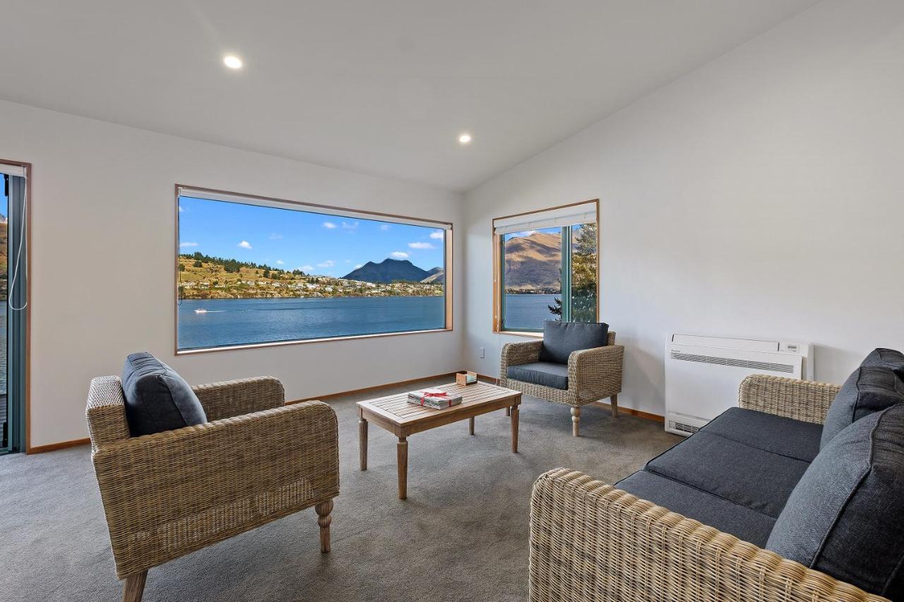 Huge Lakefront Delight - Queenstown Holiday Home Екстер'єр фото