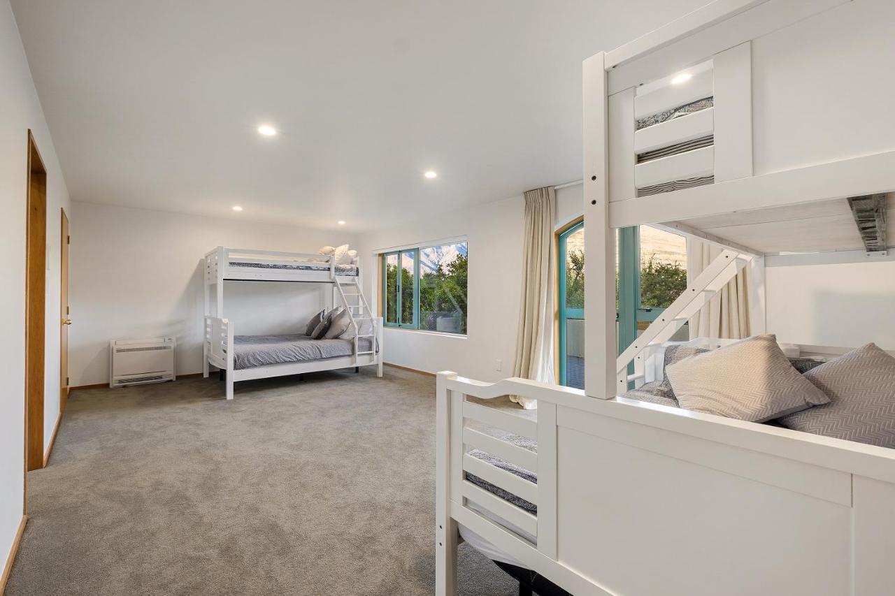 Huge Lakefront Delight - Queenstown Holiday Home Екстер'єр фото