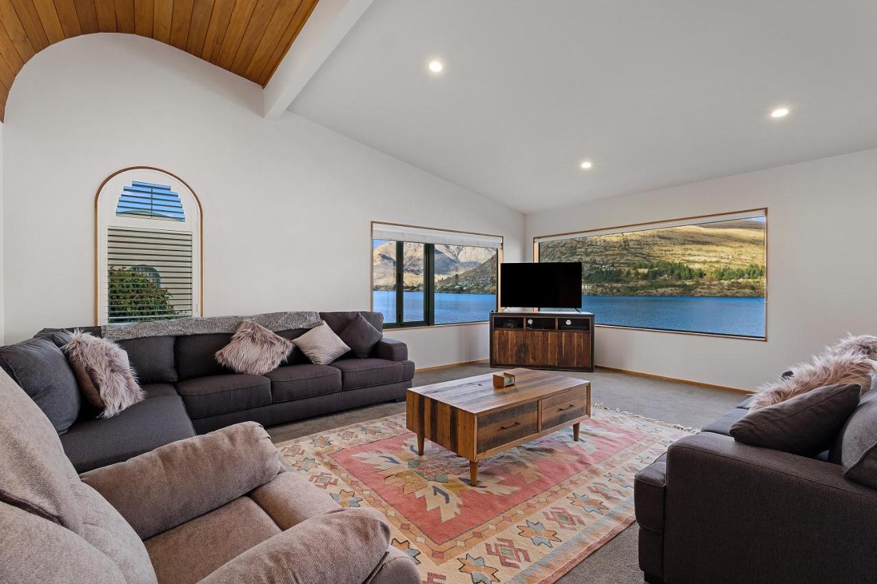 Huge Lakefront Delight - Queenstown Holiday Home Екстер'єр фото