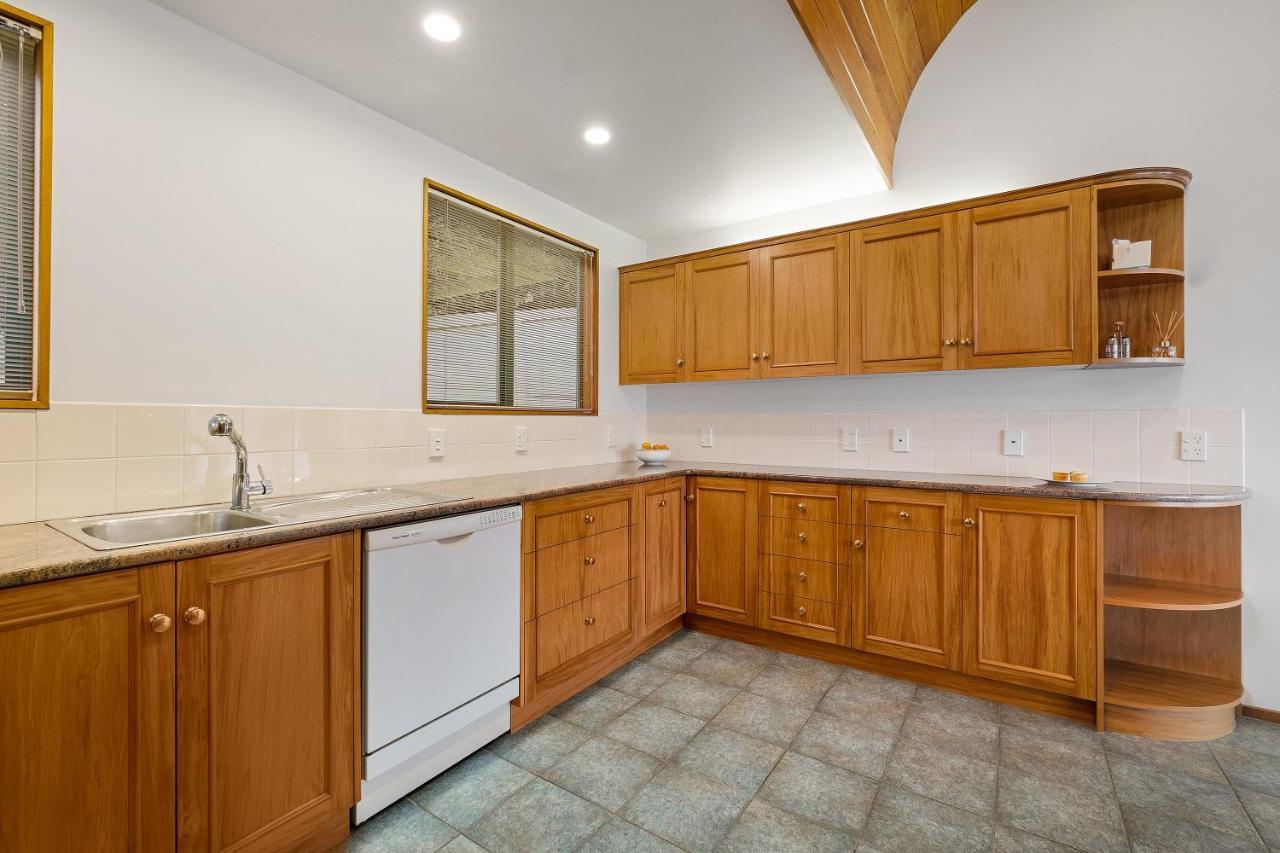 Huge Lakefront Delight - Queenstown Holiday Home Екстер'єр фото