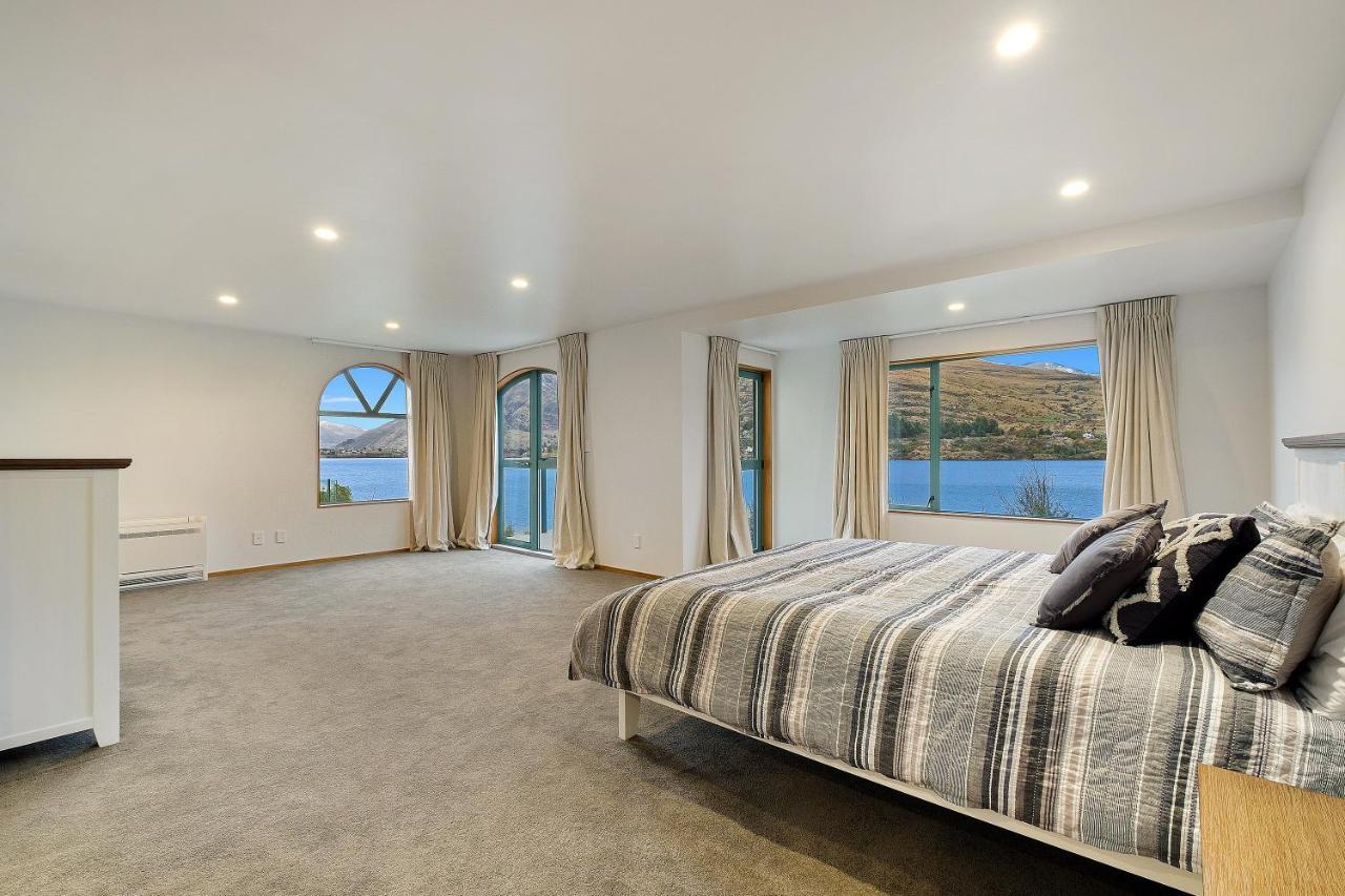 Huge Lakefront Delight - Queenstown Holiday Home Екстер'єр фото