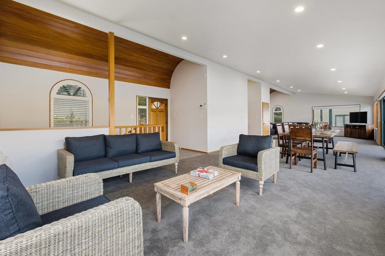 Huge Lakefront Delight - Queenstown Holiday Home Екстер'єр фото